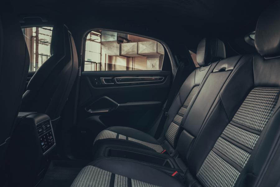 Интерьер Porsche Cayenne Turbo Coupe 2019 года  (WW) (фото 23 из 44)